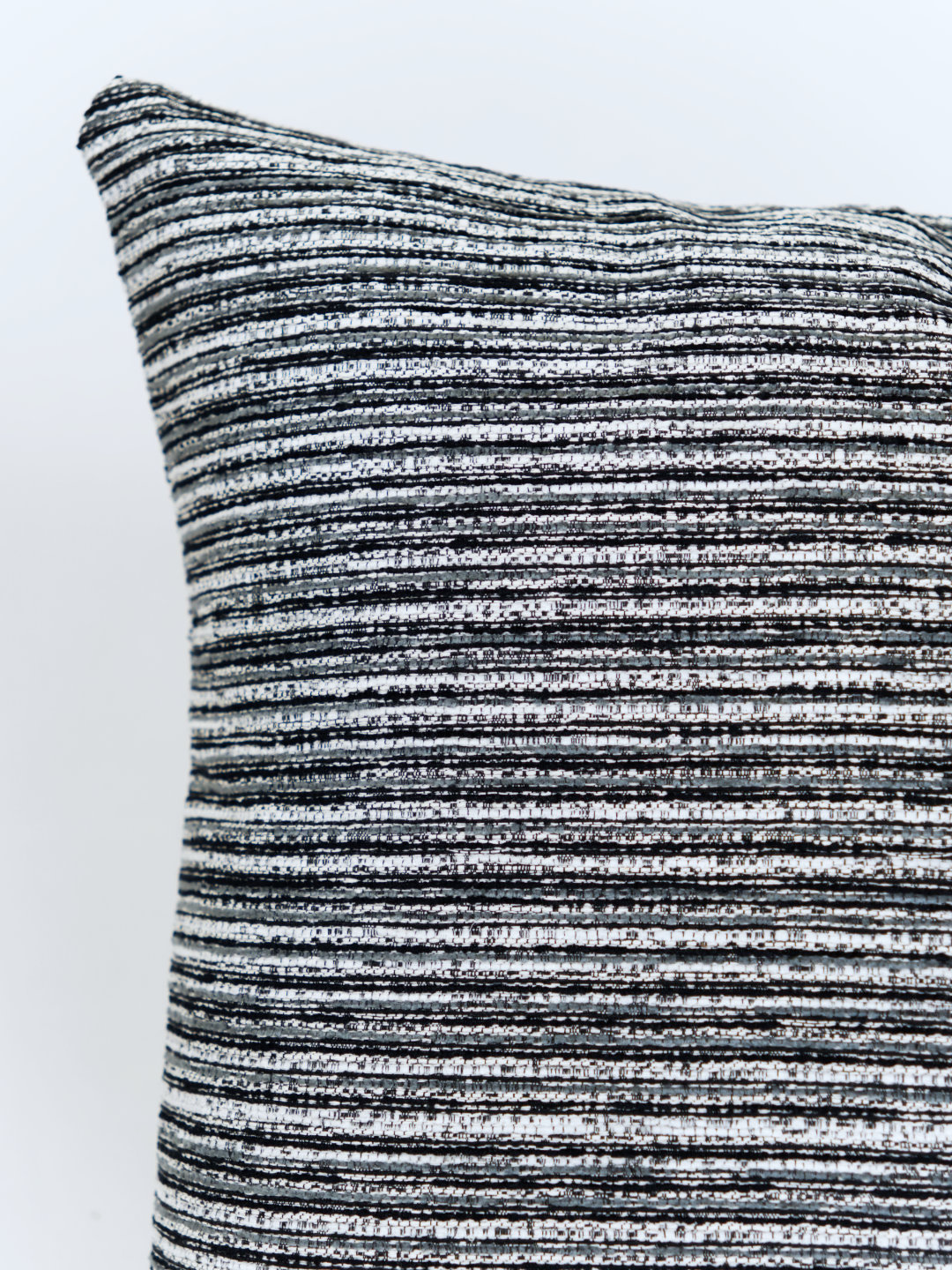 Capa de almofada decorativa cinza em chenille com riscas pretas e brancas