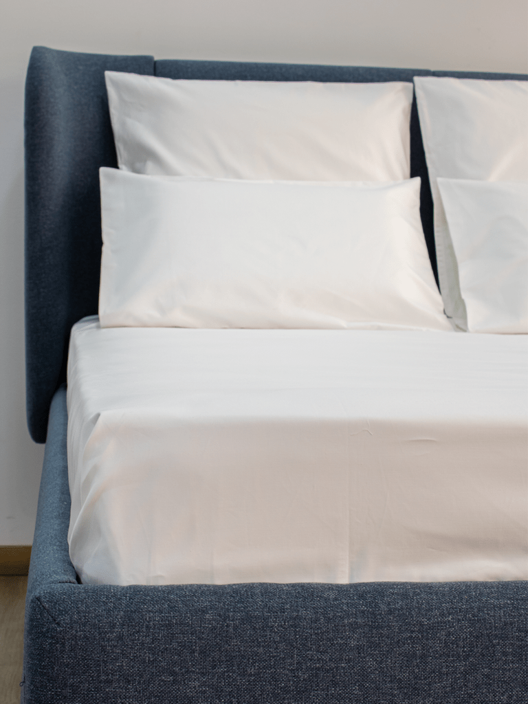 Lençol de cima branco em percal para camas de solteiro e casal. Composição 100% algodão.