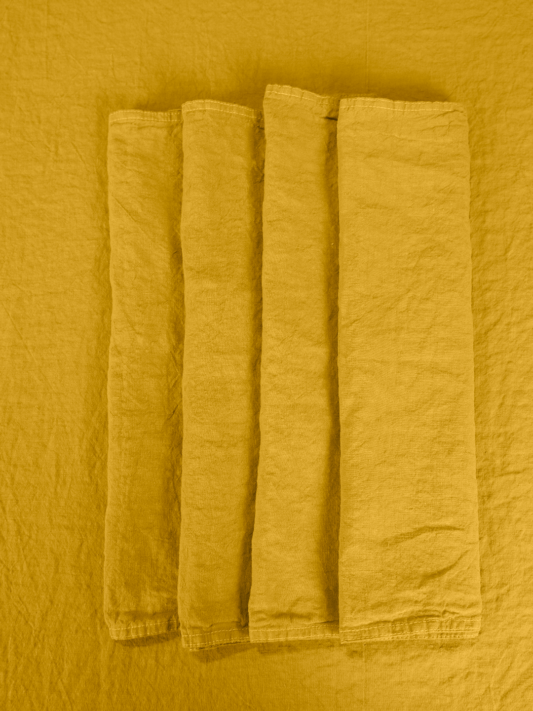 Conjunto de 4 guardanapos em linho amarelo (açafrão), fabricados em Portugal.