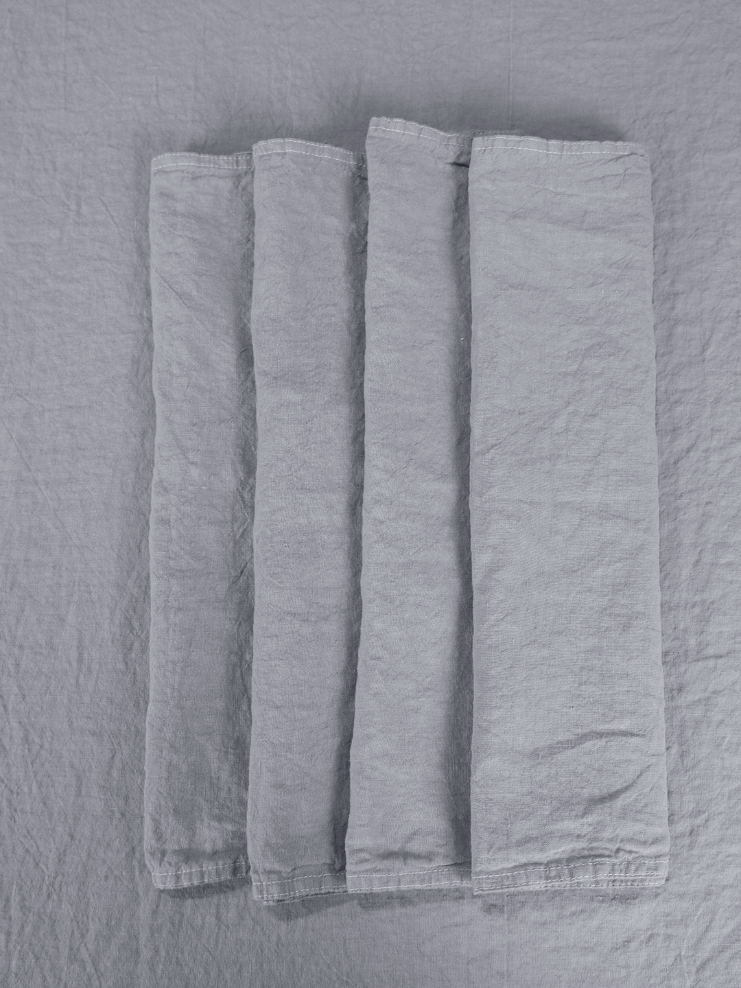 Conjunto de 4 guardanapos em linho cinzento, fabricados em Portugal.