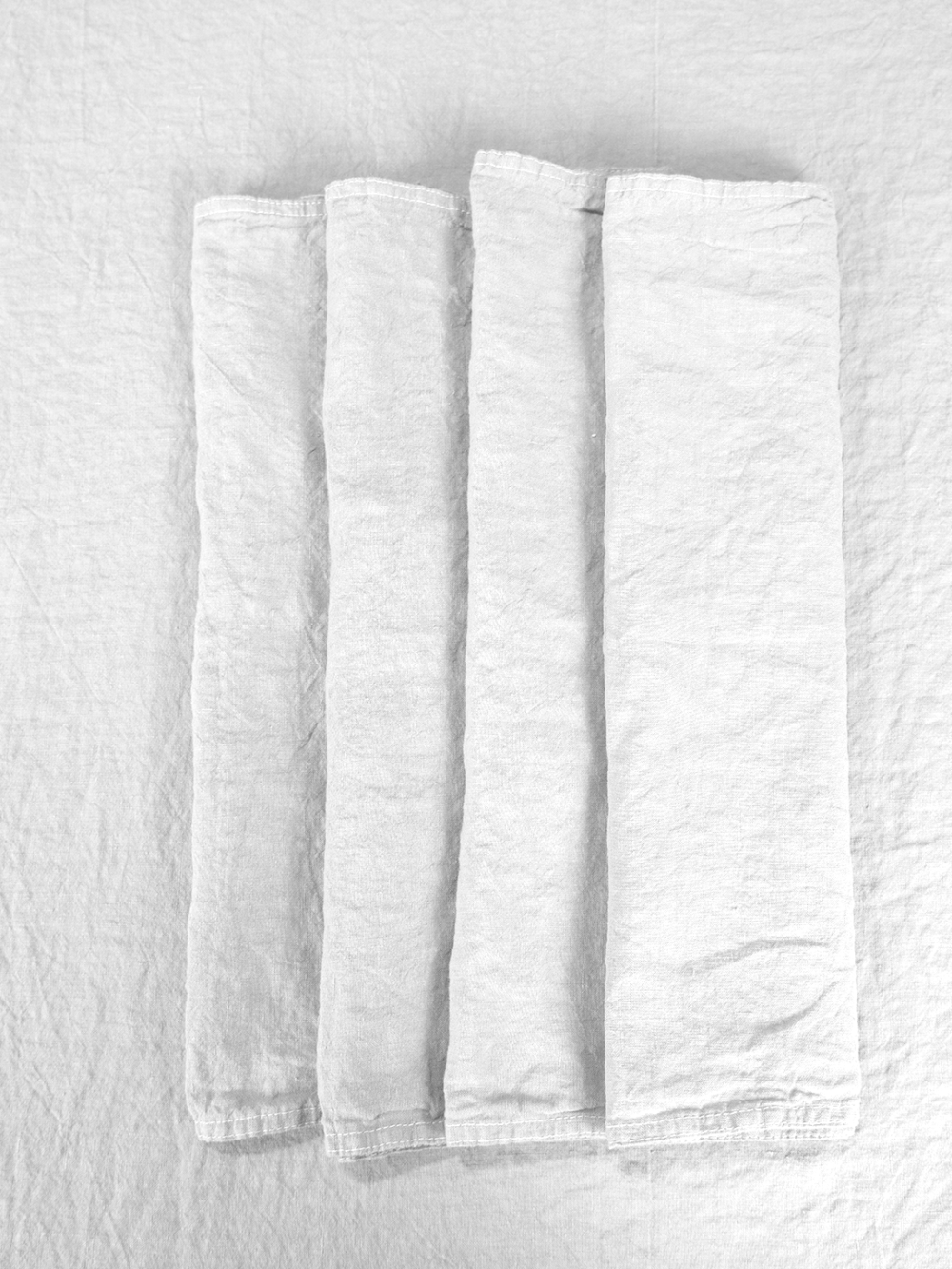 Conjunto de 4 guardanapos em linho branco, fabricados em Portugal.