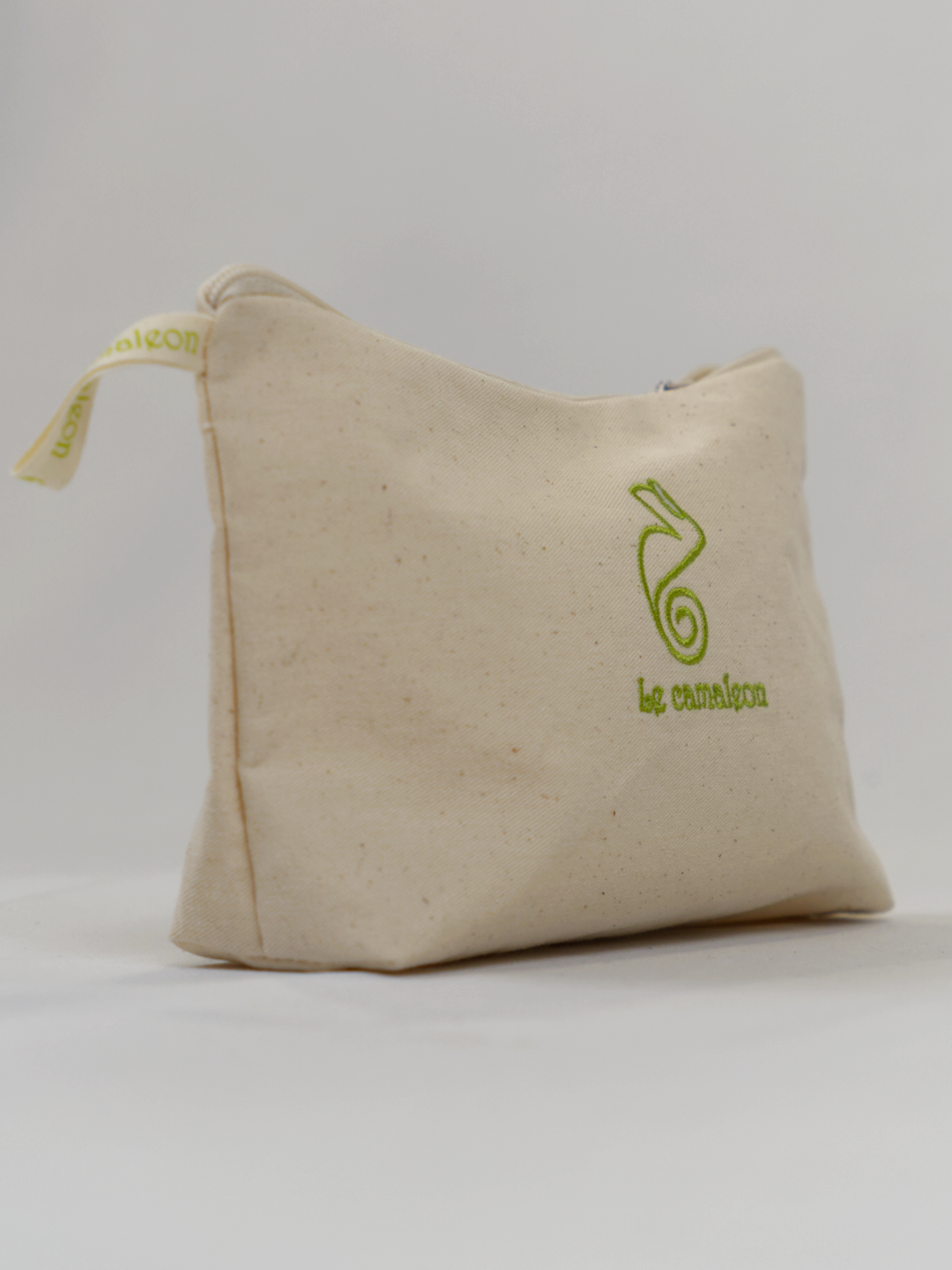 Necessaire pequeno em algodão orgânico cru com logotipo verde LeCamaleon.
